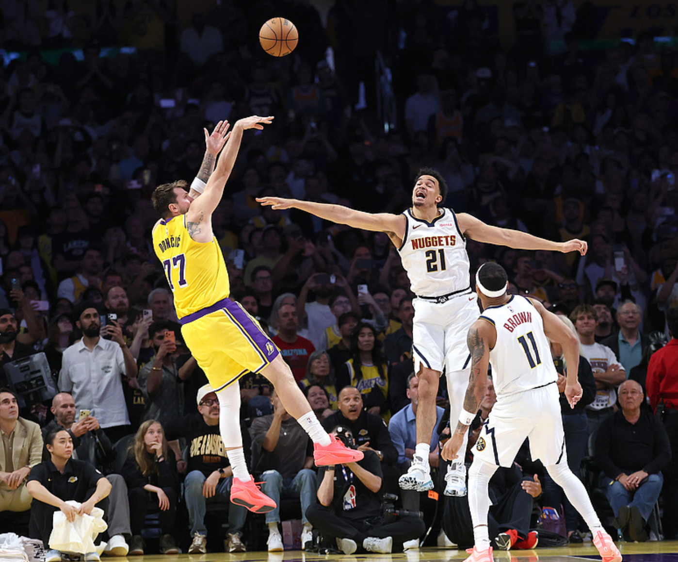 开云登录入口-西部排名又变了：湖人创NBA奇迹，勇士收大礼，4队排名互换